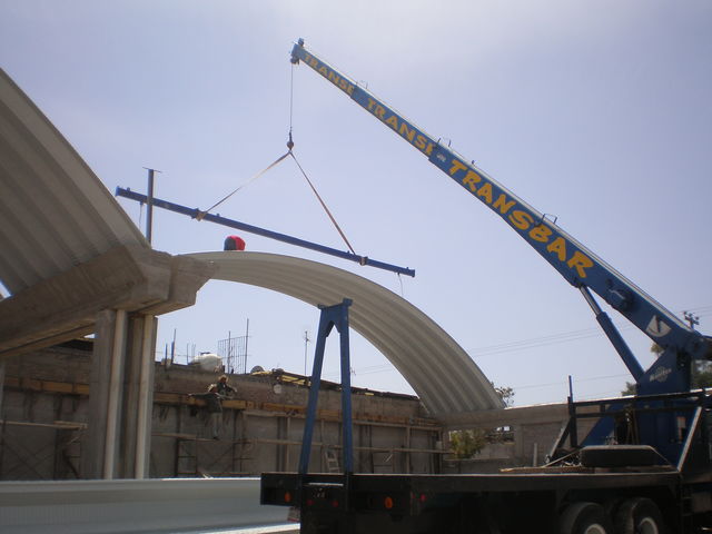 8. Arcotecho- Montaje de arcotecho con grúa.
