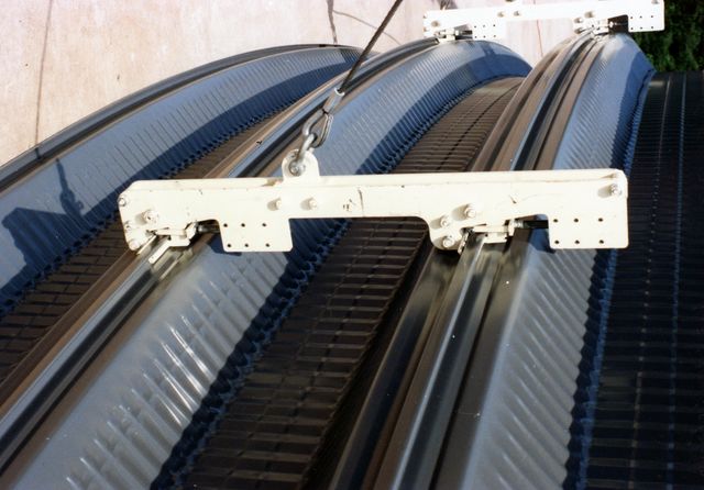 25. Arcotecho- Pinzas de izaje utilizadas para instalar arcos.