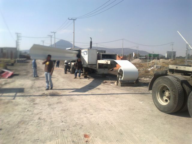 3. Arcotecho- Cuadrilla fabricando arcotecho.