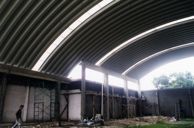 31. Arcotecho- Realizando algunas modificaciones se puede instalar el arco en terrenos de geometría irregular.