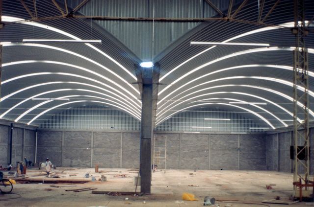 39. Arcotecho. Con el uso de tensores se logra reducir sección de las columnas.