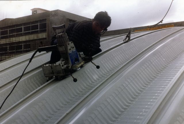 24. Arcotecho- La engargoladora eléctrica permite unir los arcos, eliminando la necesidad de utilizar tornillos, tuercas y atiesadores.