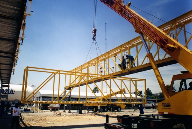 54.- Las estructuras metálicas resultan ligeras.