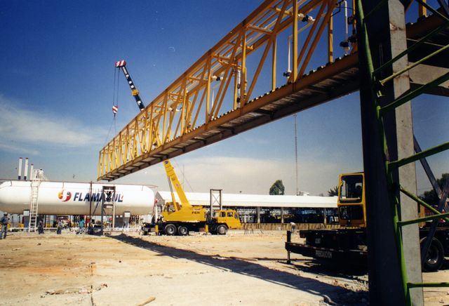 52.- Puente peatonal para llenado de pipas de gas.