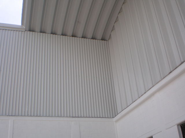 13.- Muro de lámina R-101.