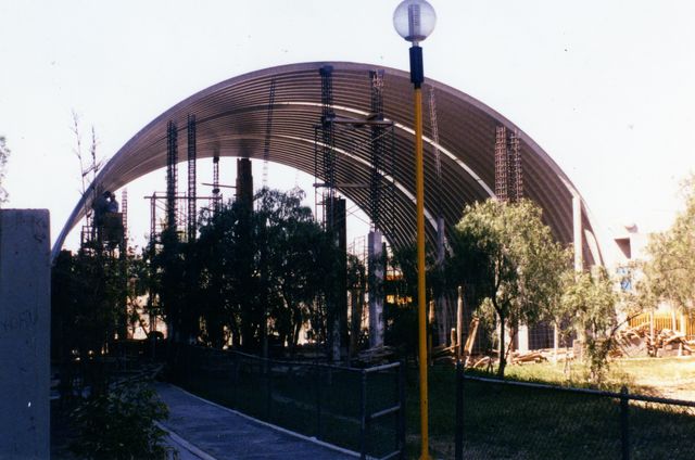 41. Arcotecho desplantado del suelo (flecha de 50%).